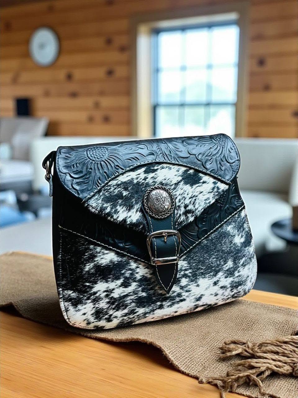 Bolsa mediana artesanal de piel y pelo de res