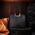 Bolsa de piel con textura tipo lagarto