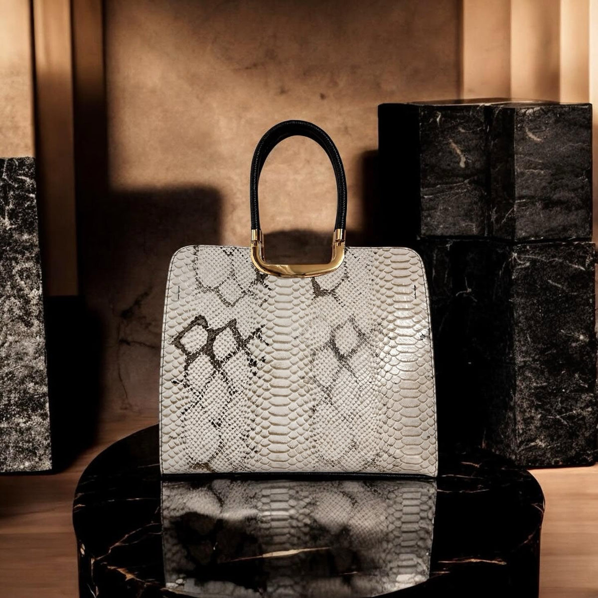 Bolsa de piel con textura tipo serpiente