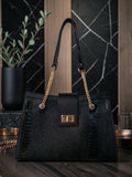Bolsa de piel con detalles en cadena