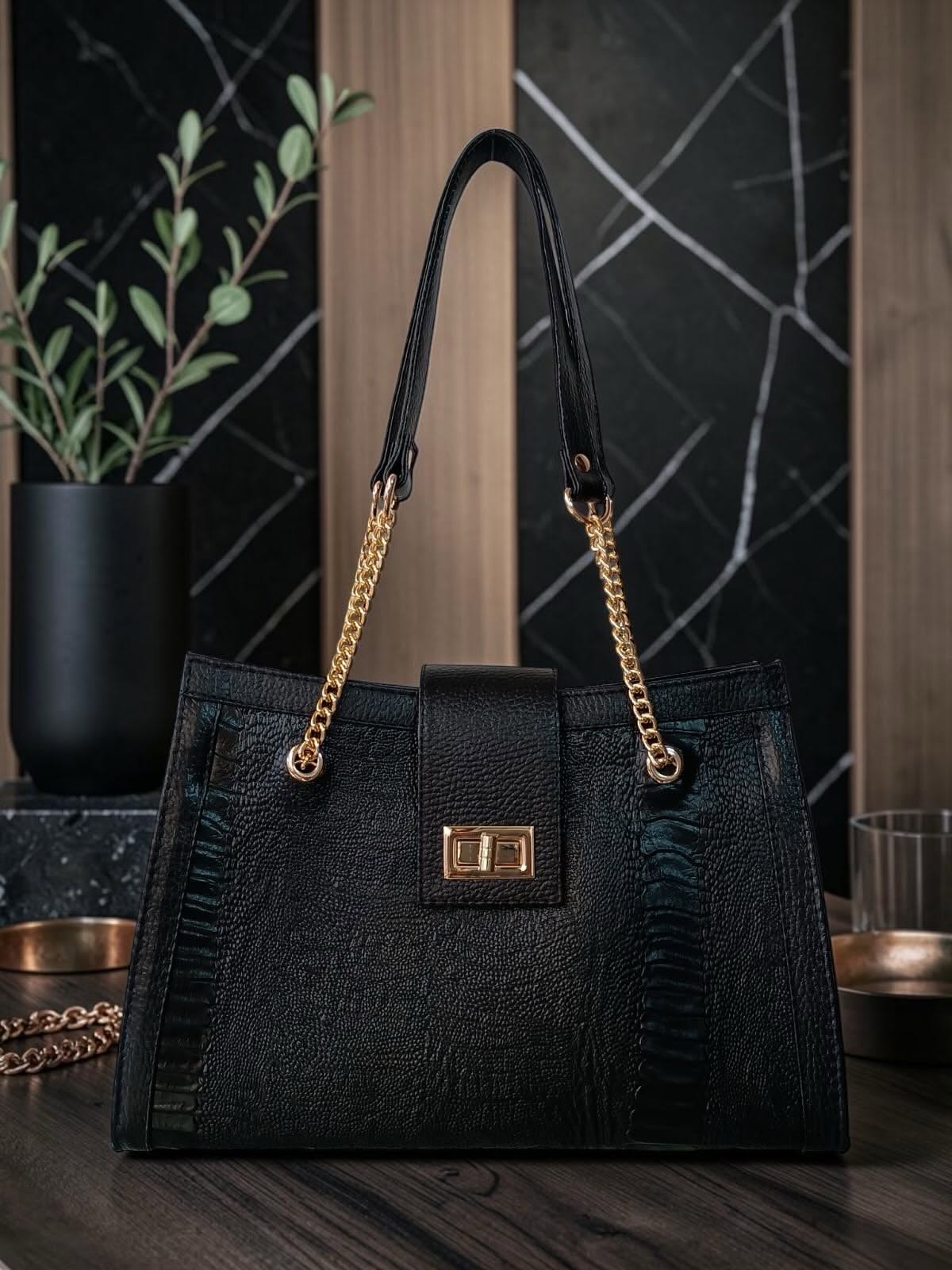 Bolsa de piel con detalles en cadena
