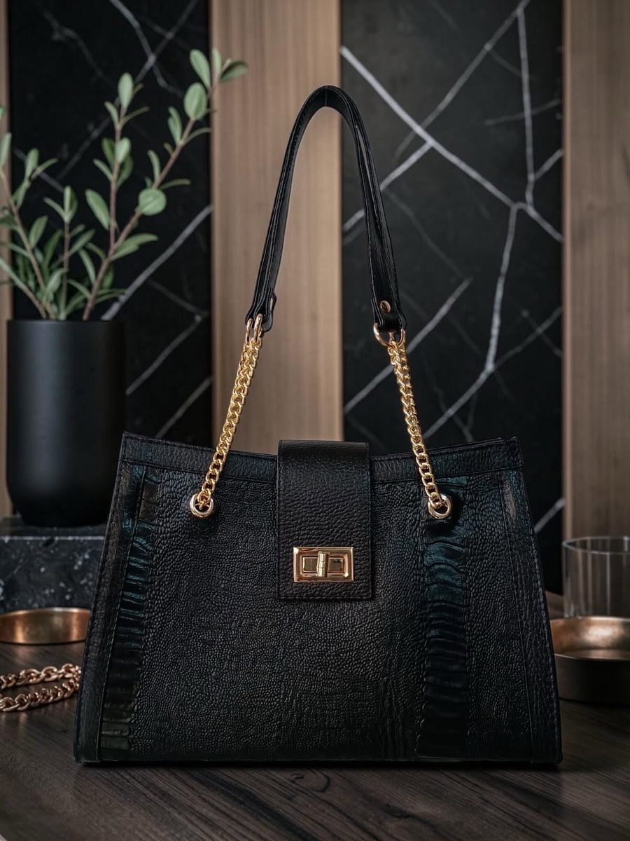 Bolsa de piel con detalles en cadena