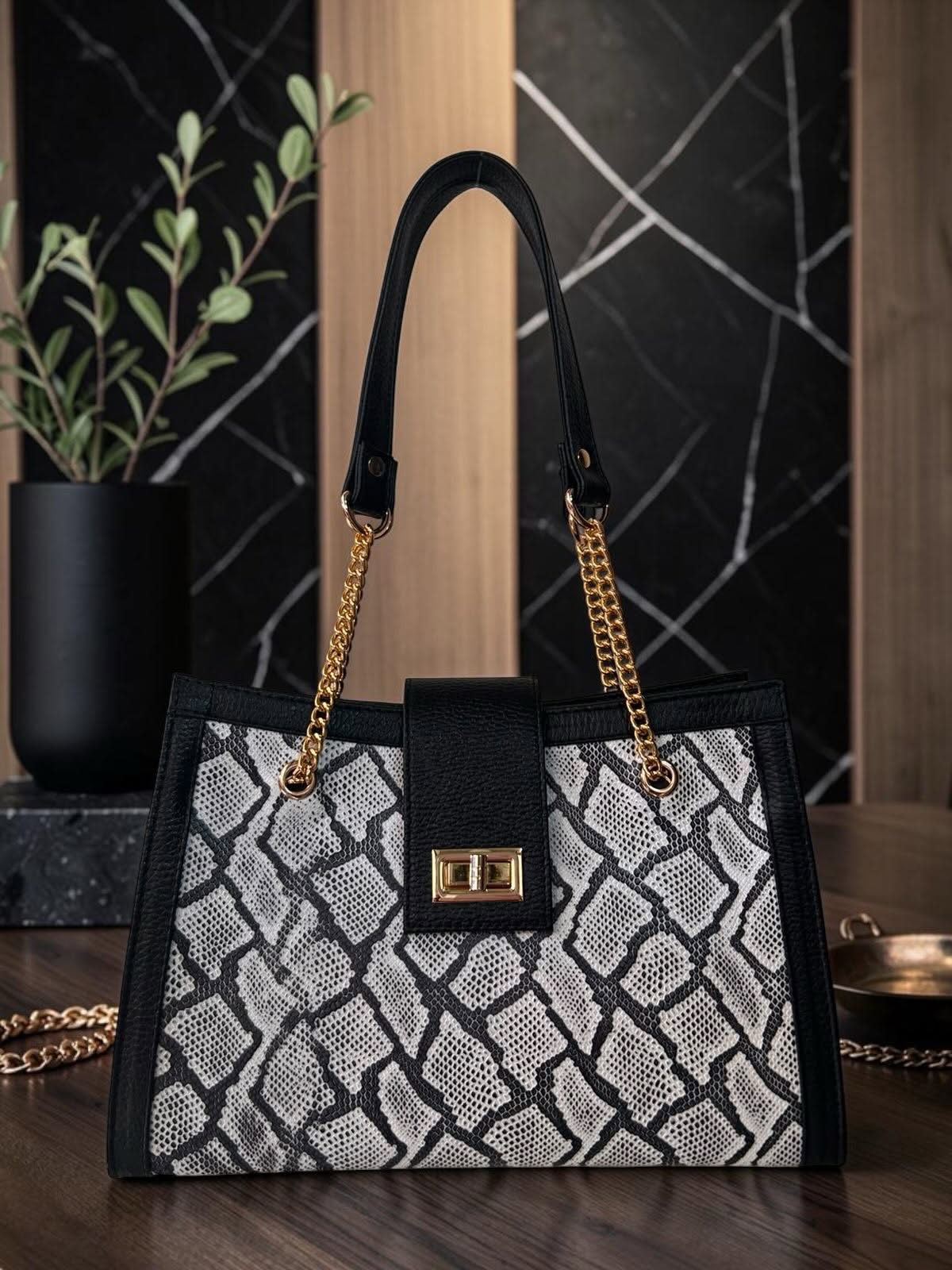 Bolsa de piel con textura tipo serpiente