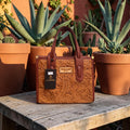 Bolsa artesanal de piel grabada