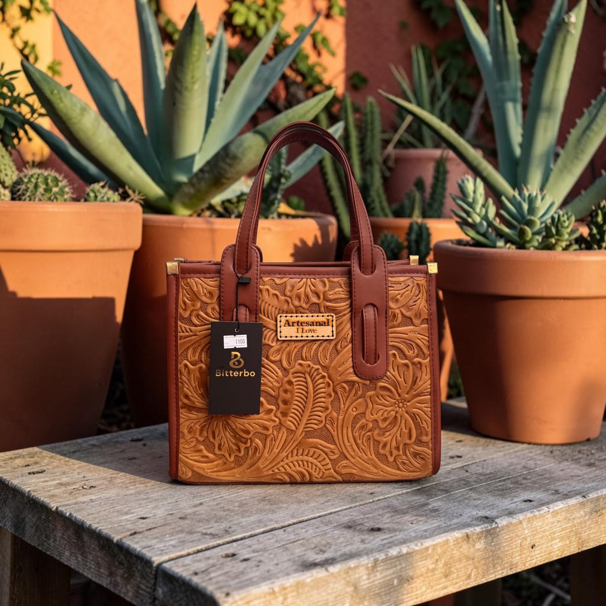 Bolsa artesanal de piel grabada