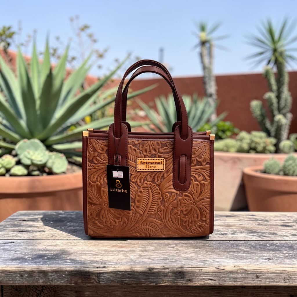 Bolsa artesanal de piel grabada