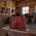 Bolsa artesanal de piel de res con textura exótica