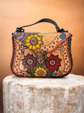 Bolsa artesanal de piel con diseño floral