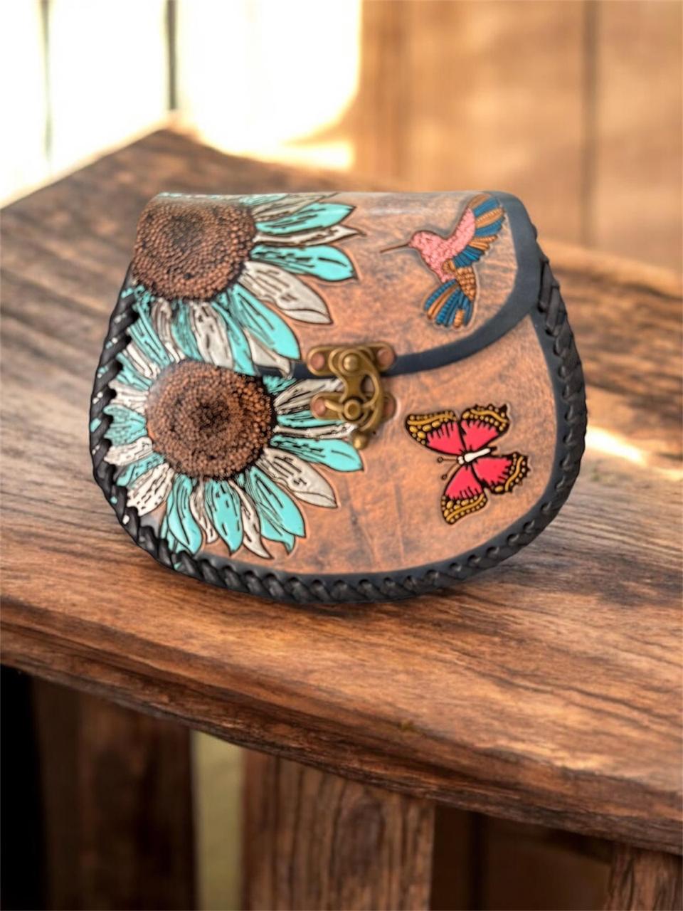 Bolsa artesanal de piel — Girasoles, Colibrí y Mariposa