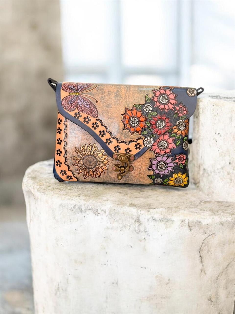 Bolsa artesanal de piel — Jardín y Libélula